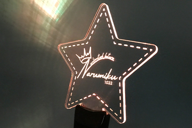 星が輝くレーザー彫刻仕上げのアクリルペンライト