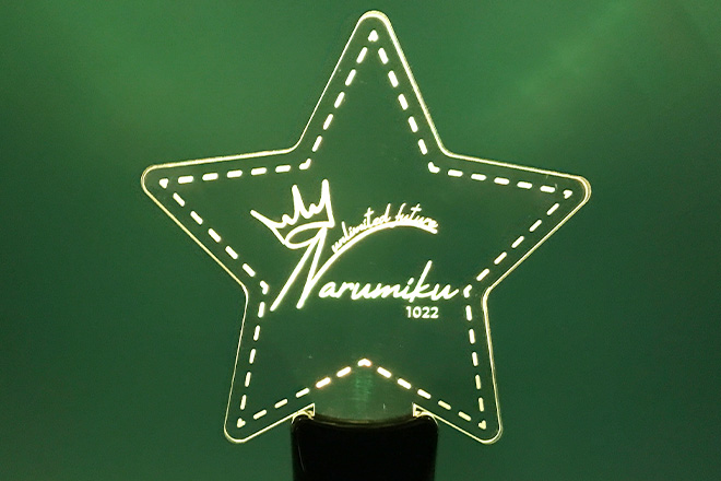 星が輝くレーザー彫刻仕上げのアクリルペンライト