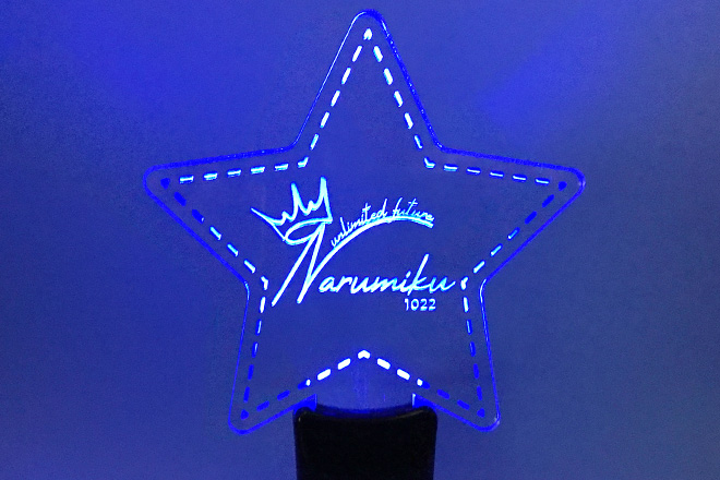 星が輝くレーザー彫刻仕上げのアクリルペンライト