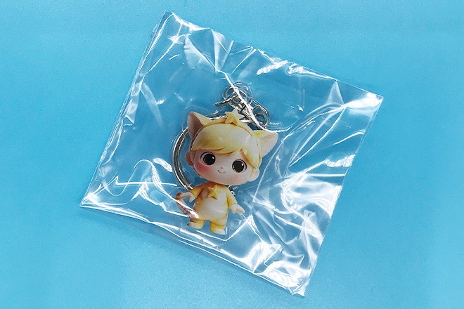 丸いフォルムと無邪気なキャラの瞳が輝くキーホルダー