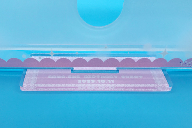 すてきな女性とピンクの彩りが華を添えるフォトスタンド