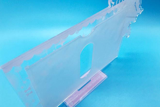 すてきな女性とピンクの彩りが華を添えるフォトスタンド