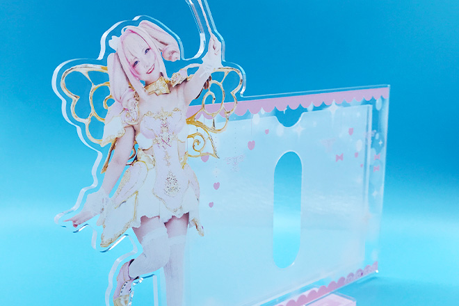 すてきな女性とピンクの彩りが華を添えるフォトスタンド