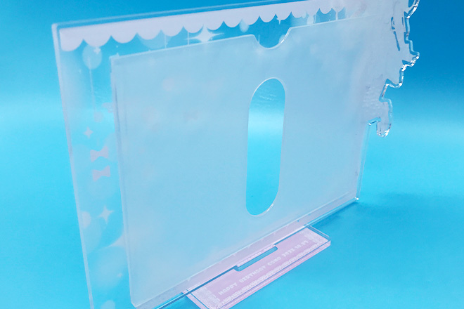 すてきな女性とピンクの彩りが華を添えるフォトスタンド