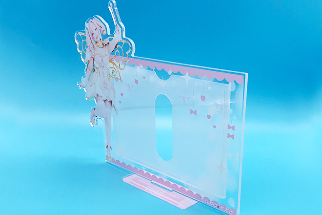 すてきな女性とピンクの彩りが華を添えるフォトスタンド