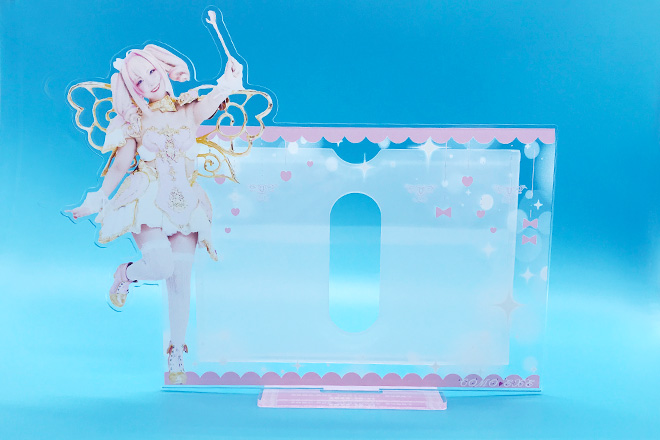 すてきな女性とピンクの彩りが華を添えるフォトスタンド