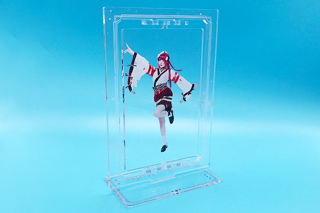 優美な女性が軽やかに回る回転アクスタ