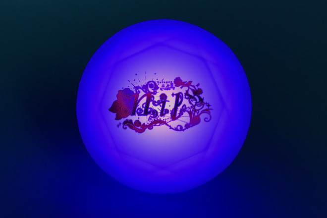 草花に囲まれた文字がきらめくダイヤ型リングライト