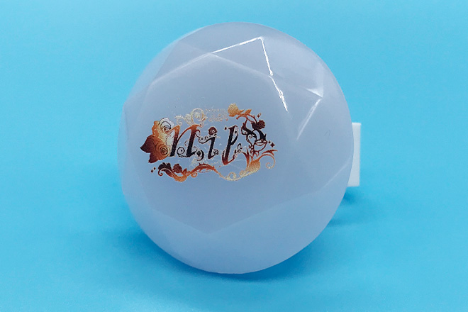 草花に囲まれた文字がきらめくダイヤ型リングライト