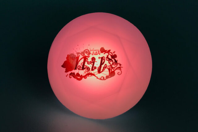 草花に囲まれた文字がきらめくダイヤ型リングライト