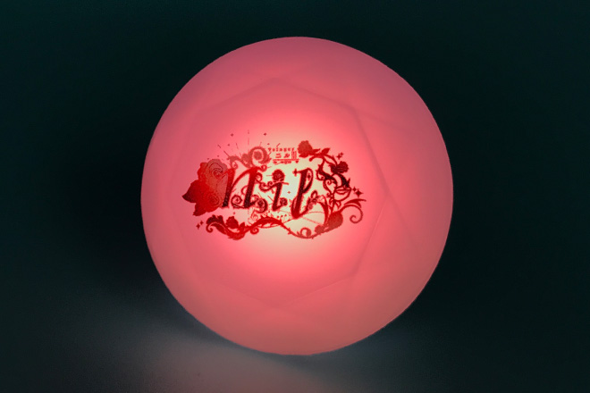 草花に囲まれた文字がきらめくダイヤ型リングライト