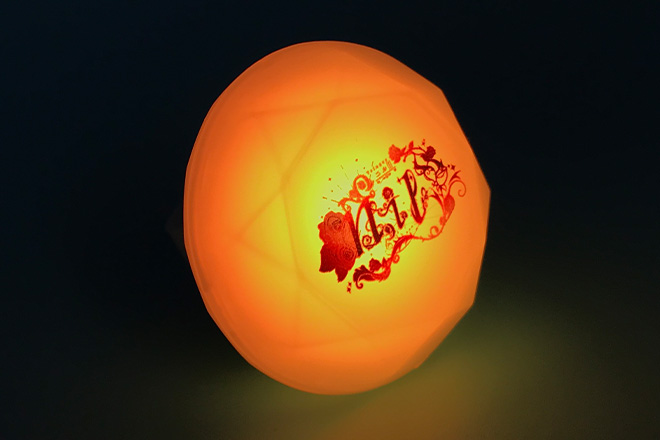 草花に囲まれた文字がきらめくダイヤ型リングライト