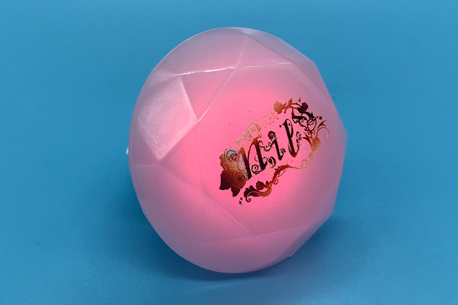 草花に囲まれた文字がきらめくダイヤ型リングライト