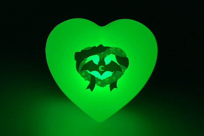 コウモリがハートの光に照らされるリングライト