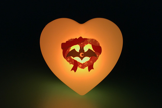 コウモリがハートの光に照らされるリングライト