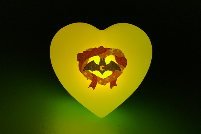 コウモリがハートの光に照らされるリングライト