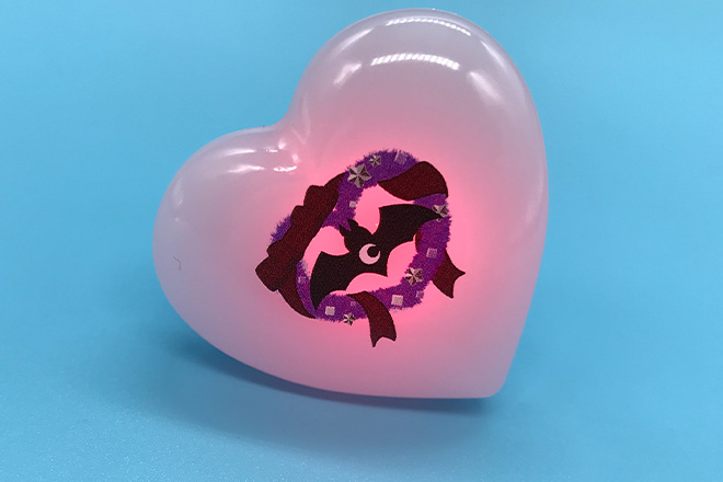 コウモリがハートの光に照らされるリングライト