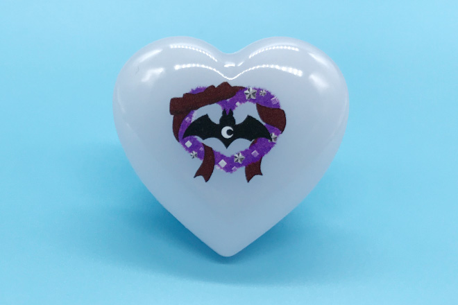 コウモリがハートの光に照らされるリングライト