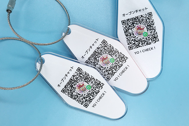 馬のシルエットとビビッドな配色が印象的なアクリルモーテルキー