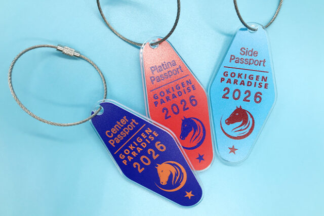 馬のシルエットとビビッドな配色が印象的なアクリルモーテルキー