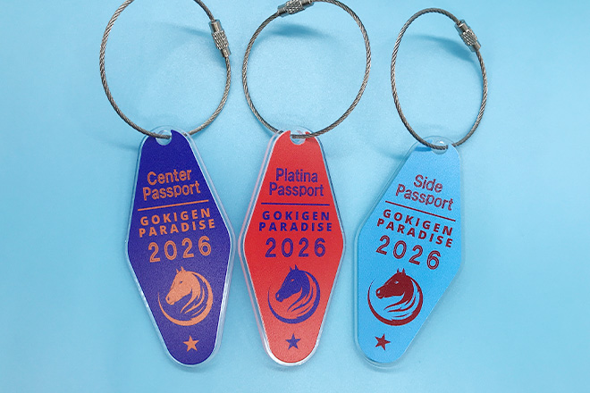 馬のシルエットとビビッドな配色が印象的なアクリルモーテルキー