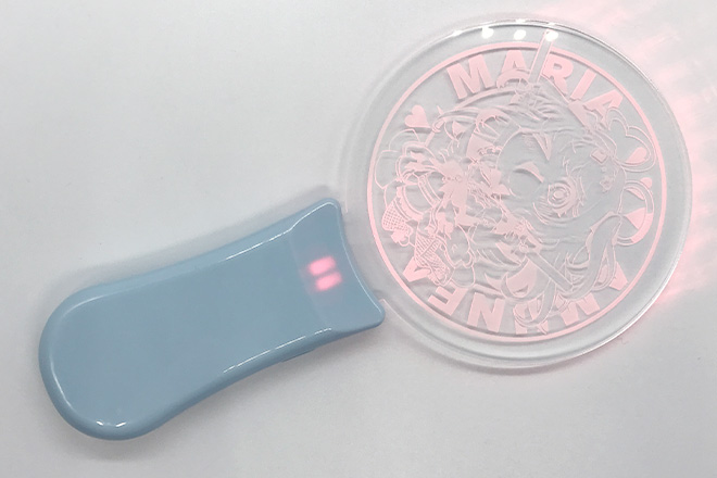 躍動感のあるキャラクターが輝くペンライト