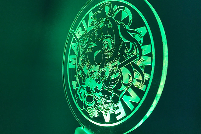 躍動感のあるキャラクターが輝くペンライト