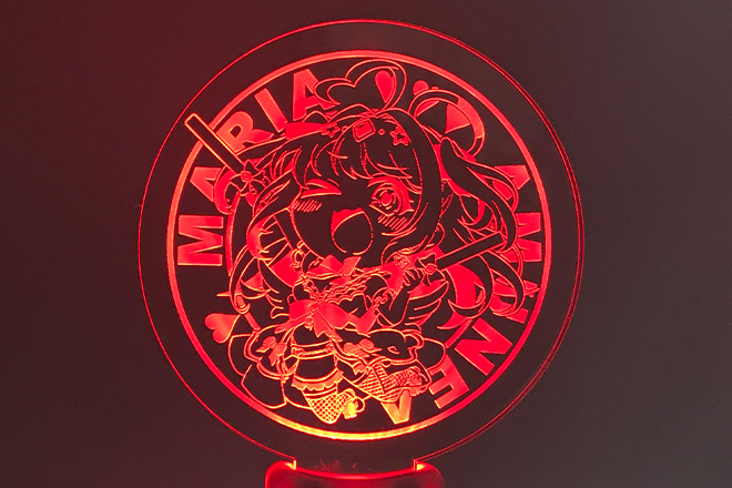 躍動感のあるキャラクターが輝くペンライト