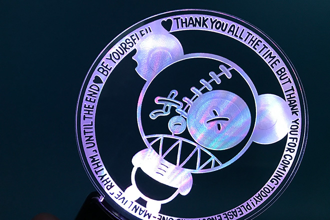 丸形のデザインを楽しむレーザー彫刻ペンライト