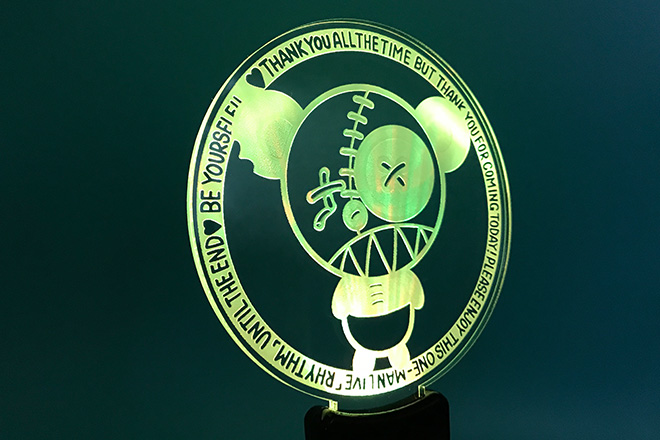 丸形のデザインを楽しむレーザー彫刻ペンライト