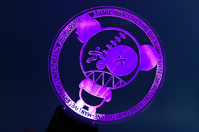 丸形のデザインを楽しむレーザー彫刻ペンライト