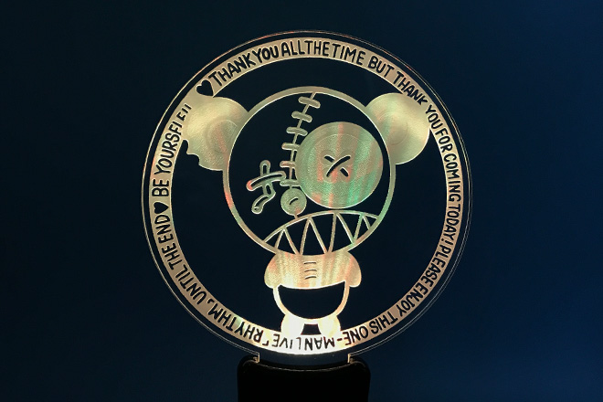 丸形のデザインを楽しむレーザー彫刻ペンライト