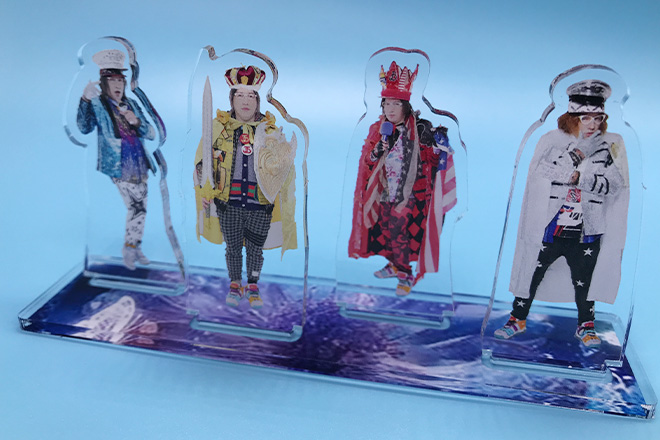 豪華衣装の男性を描いたアクリルスタンド（プレートタイプ）