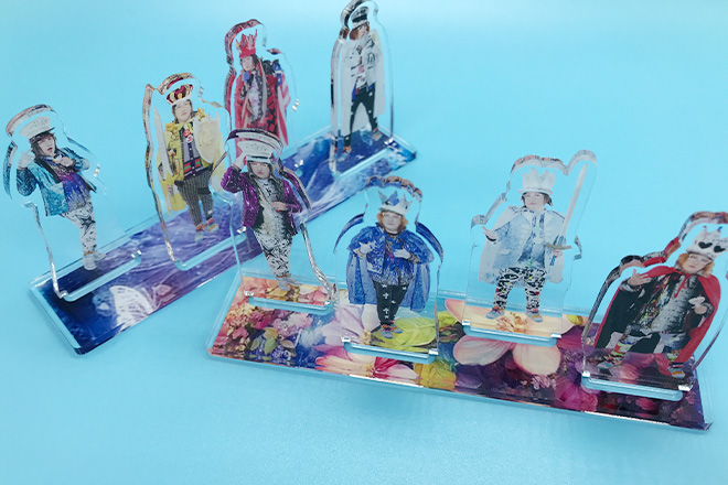 豪華衣装の男性を描いたアクリルスタンド（プレートタイプ）