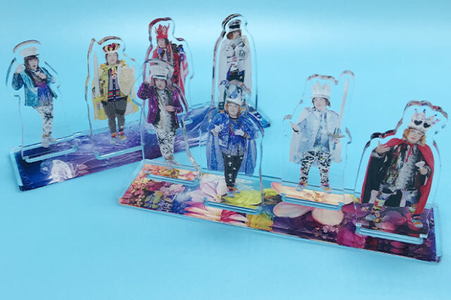 豪華衣装の男性を描いたアクリルスタンド（プレートタイプ）