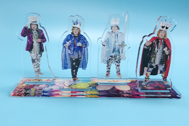 豪華衣装の男性を描いたアクリルスタンド（プレートタイプ）
