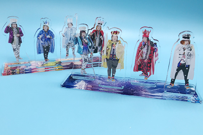 豪華衣装の男性を描いたアクリルスタンド（プレートタイプ）