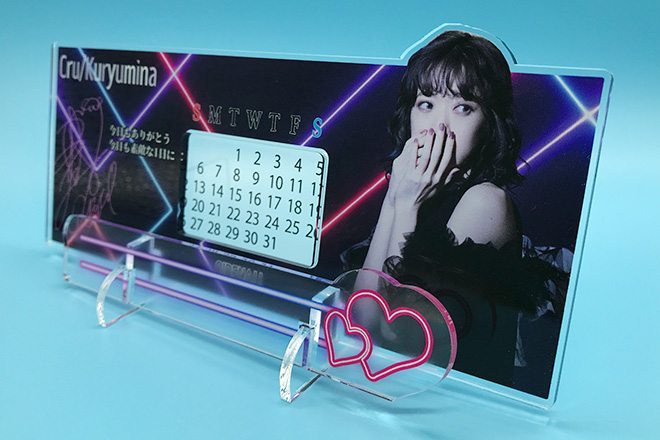 美しい女性が淡いネオンに包まれるアクリル万年カレンダー