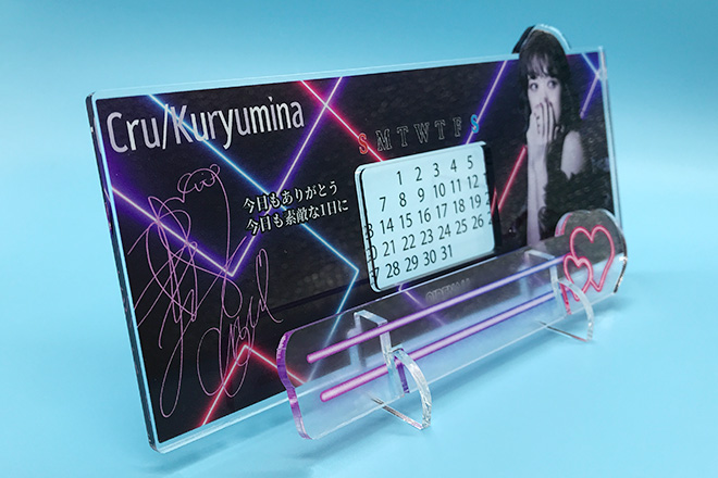 美しい女性が淡いネオンに包まれるアクリル万年カレンダー