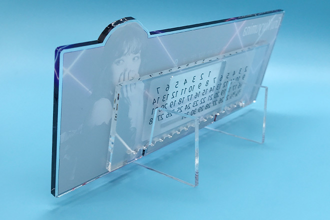 美しい女性が淡いネオンに包まれるアクリル万年カレンダー