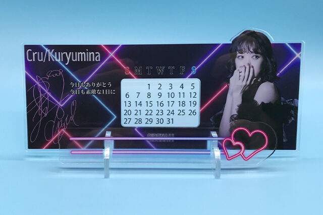 美しい女性が淡いネオンに包まれるアクリル万年カレンダー