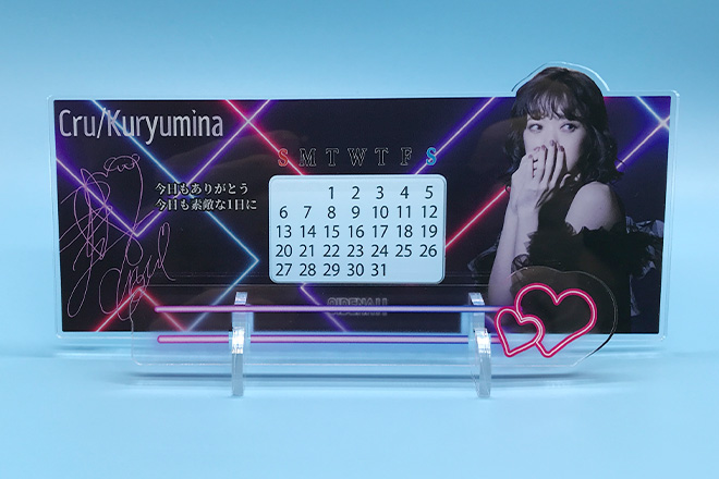 美しい女性が淡いネオンに包まれるアクリル万年カレンダー