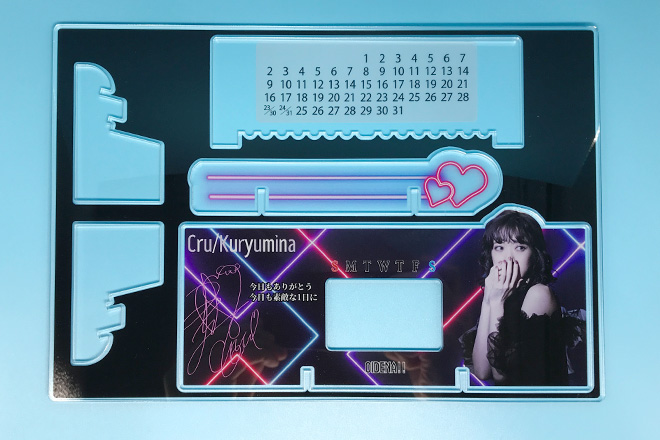 美しい女性が淡いネオンに包まれるアクリル万年カレンダー