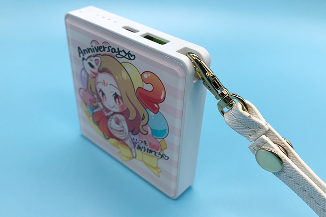 巫女風の女性がショートケーキを頬張るモバイルバッテリー