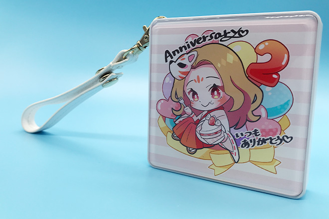 巫女風の女性がショートケーキを頬張るモバイルバッテリー