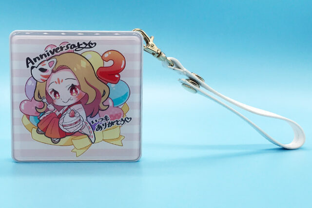 巫女風の女性がショートケーキを頬張るモバイルバッテリー