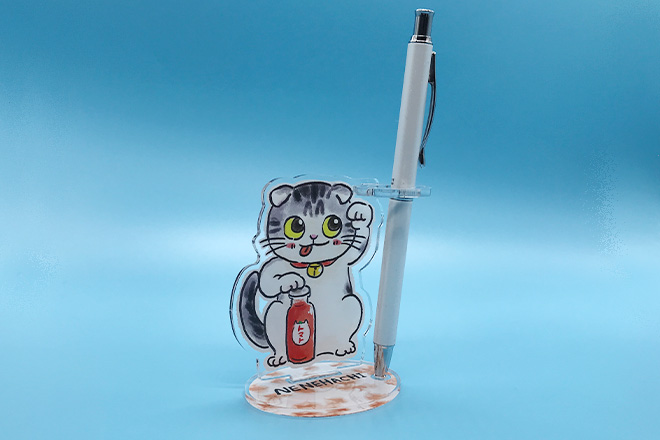 招き猫に癒やされるアクリルペンスタンド