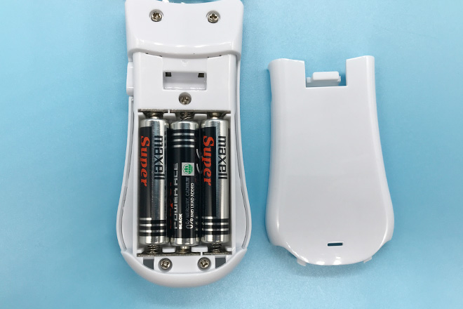 9人の笑顔が輝くカラフルな印象のペンライト