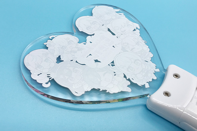 9人の笑顔が輝くカラフルな印象のペンライト