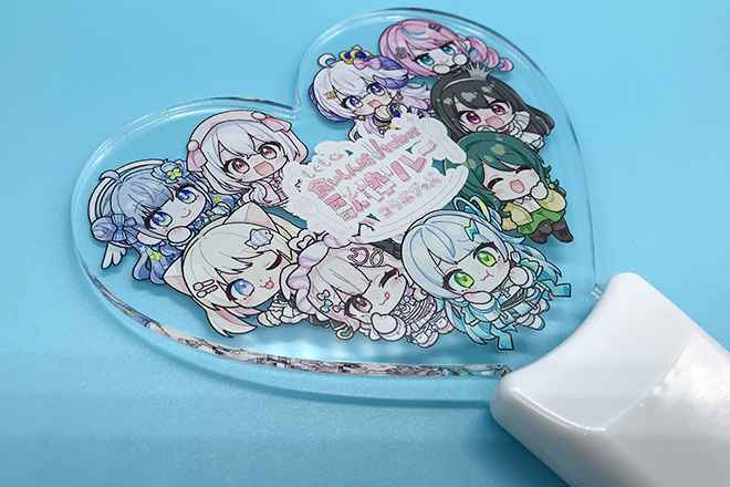 9人の笑顔が輝くカラフルな印象のペンライト